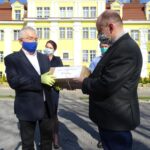 23.04.2020. Ostrowiec Świętokrzyski. Przekazanie środków ochrony dla tamtejszego hospicjum. / Emilia Sitarska / Radio Kielce