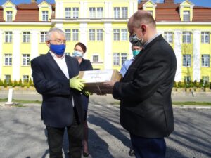 23.04.2020. Ostrowiec Świętokrzyski. Przekazanie środków ochrony dla tamtejszego hospicjum. / Emilia Sitarska / Radio Kielce