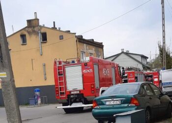 26.04.2020. Ostrowiec Św. Ulica Chmielna. Pożar kamienicy / Ratownictwo Powiatu Ostrowieckiego