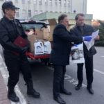 3.04.2020. Sandomierz. Środki ochrony dla szpitala. Od lewej: Piotr Krytusa - komendant powiatowy PSP w Sandomierzu, Marek Kwitek poseł, Marek Kos - dyrektor Szpitala Specjalistycznego w Sandomierzu. / Grażyna Szlęzak-Wójcik / Radio Kielce