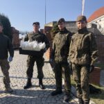 08.04.2020 Sandomierz. Poseł Marek Kwitek przekazuje przyłbice ochronne dla sandomierskich terytorialsów. Od lewej: ppłk Arkadiusz Nenutil,  szer. Marcin Wolski, por. Mariusz  Krzemiński, szer. Marta Korzynek / Grażyna Szlęzak-Wójcik / Radio Kielce