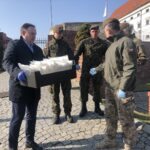 08.04.2020 Sandomierz. Poseł Marek Kwitek przekazuje przyłbice ochronne dla sandomierskich terytorialsów / Grażyna Szlęzak-Wójcik / Radio Kielce