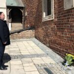 10.04.2020 Sandomierz. Przedstawiciele PiS złożyli kwiaty przy tablicy znajdującej się na ścianie ratusza. Na zdjęciu: poseł Marek Kwitek / Grażyna Szlęzak-Wójcik / Radio Kielce