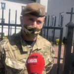 28.04.2020. Kurozwęki. Przekazanie żywności dla DPS-u w Kurozwękach. Na zdjęciu: ppłk Arkadiusz Nenutil - dowódca 102 batalionu lekkiej piechoty w Sandomierzu