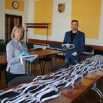 04.04.2020. Jędrzejów. Przyłbice od Starostwa Powiatowego w Jędrzejowie. Na zdjęciu (od lewej): Maria Barańska - wicestarosta jędrzejowski i Paweł Faryna - starosta jędrzejowski / Starostwo Powiatowe w Jędrzejowie