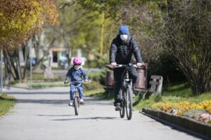 20.04.2020. Kielce. Parki i lasy pełne spacerowiczów, rowerzystów i biegaczy / Wiktor Taszłow / Radio Kielce