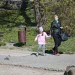 20.04.2020. Kielce. Parki i lasy pełne spacerowiczów, rowerzystów i biegaczy / Wiktor Taszłow / Radio Kielce