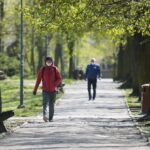 20.04.2020. Kielce. Parki i lasy pełne spacerowiczów, rowerzystów i biegaczy / Wiktor Taszłow / Radio Kielce