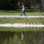 20.04.2020. Kielce. Parki i lasy pełne spacerowiczów, rowerzystów i biegaczy / Wiktor Taszłow / Radio Kielce