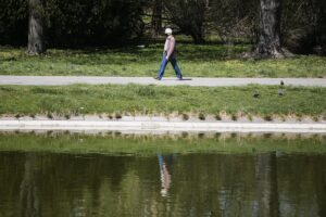 20.04.2020. Kielce. Parki i lasy pełne spacerowiczów, rowerzystów i biegaczy / Wiktor Taszłow / Radio Kielce