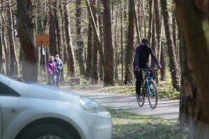 20.04.2020. Kielce. Parki i lasy pełne spacerowiczów, rowerzystów i biegaczy / Wiktor Taszłow / Radio Kielce