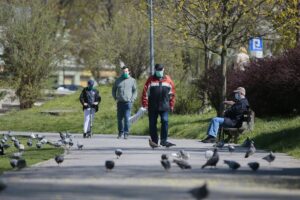 20.04.2020. Kielce. Parki i lasy pełne spacerowiczów, rowerzystów i biegaczy / Wiktor Taszłow / Radio Kielce