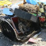 21.04.2020. Kielce. Śmieci przy ogródkach działkowych / Wiktor Taszłow / Radio Kielce