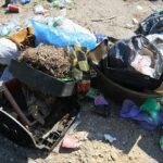 21.04.2020. Kielce. Śmieci przy ogródkach działkowych / Wiktor Taszłow / Radio Kielce