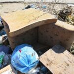 21.04.2020. Kielce. Śmieci przy ogródkach działkowych / Wiktor Taszłow / Radio Kielce