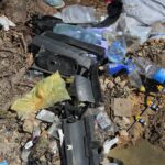 21.04.2020. Kielce. Śmieci przy ogródkach działkowych / Wiktor Taszłow / Radio Kielce