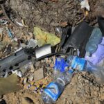 21.04.2020. Kielce. Śmieci przy ogródkach działkowych / Wiktor Taszłow / Radio Kielce