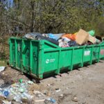 21.04.2020. Kielce. Śmieci przy ogródkach działkowych / Wiktor Taszłow / Radio Kielce