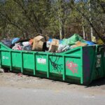 21.04.2020. Kielce. Śmieci przy ogródkach działkowych / Wiktor Taszłow / Radio Kielce