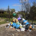 21.04.2020. Kielce. Śmieci przy ogródkach działkowych / Wiktor Taszłow / Radio Kielce