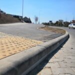 23.04.2020 Kielce. Ulica Warszawska. Wysoki krawężnik między jezdną a ścieżką rowerową / Wiktor Taszłow / Radio Kielce