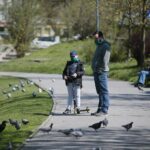 20.04.2020. Kielce. Parki i lasy pełne spacerowiczów, rowerzystów i biegaczy / Wiktor Taszłow / Radio Kielce