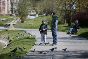 20.04.2020. Kielce. Parki i lasy pełne spacerowiczów, rowerzystów i biegaczy / Wiktor Taszłow / Radio Kielce