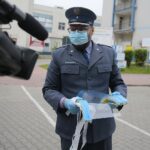 30.04.2020. Kielce. Przekazanie przyłbic i maseczek dla WSZ w Kielcach. Na zdjęciu: major Michał Głowacki, rzecznik prasowy dyrektora aresztu śledczego w Kielcach / Wiktor Taszłow / Radio Kielce