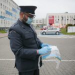 30.04.2020. Kielce. Przekazanie przyłbic i maseczek dla WSZ w Kielcach. Na zdjęciu: major Michał Głowacki, rzecznik prasowy dyrektora aresztu śledczego w Kielcach / Wiktor Taszłow / Radio Kielce