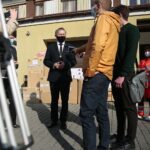 30.04.2020. Kielce. Wojewoda przekazał sprzęt dla ratowników medycznych. Na zdjęciu (w środku): Zbigniew Koniusz - wojewoda świętokrzyski / Wiktor Taszłow / Radio Kielce