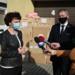 30.04.2020. Kielce. Wojewoda przekazał sprzęt dla ratowników medycznych. Na zdjęciu (po lewej): Marta Solnica - dyrektor Świętokrzyskiego Centrum Ratownictwa Medycznego i Transportu Sanitarnego i Zbigniew Koniusz - wojewoda świętokrzyski / Wiktor Taszłow / Radio Kielce