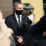 30.04.2020. Kielce. Wojewoda przekazał sprzęt dla ratowników medycznych. Na zdjęciu: Zbigniew Koniusz - wojewoda świętokrzyski / Wiktor Taszłow / Radio Kielce