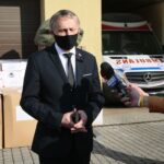 30.04.2020. Kielce. Wojewoda przekazał sprzęt dla ratowników medycznych. Na zdjęciu: Zbigniew Koniusz - wojewoda świętokrzyski / Wiktor Taszłow / Radio Kielce