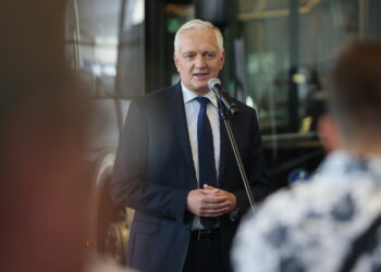 06.09.2019. Starachowice. Jarosław Gowin odwiedził firmę MAN Bus&Truck. Na zdjęciu: Jarosław Gowin - minister nauki i szkolnictwa wyższego / Wiktor Taszłow / Radio Kielce