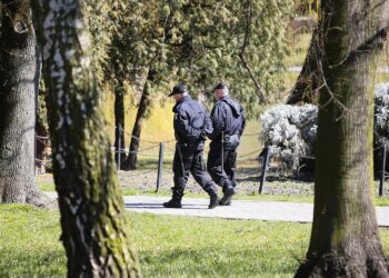 park, policja, patrol, kwarantanna, funkcjonariusze policji / Wiktor Taszłow / Radio Kielce