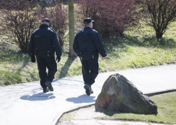 park, policja, patrol, kwarantanna, funkcjonariusze policji / Wiktor Taszłow / Radio Kielce