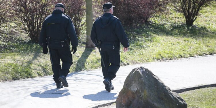 park, policja, patrol, kwarantanna, funkcjonariusze policji / Wiktor Taszłow / Radio Kielce