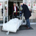 02.04.2020. Kielce. ŚCO otrzymało pieniądze na zakup sprzętu i wyposażenia. Na zdjęciu (od lewej): Krzysztof Lipiec - poseł PiS i Marcin Perz - prezes Specjalnej Strefy Ekonomicznej „Starachowice” / Wiktor Taszłow / Radio Kielce