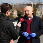 02.04.2020. Kielce. ŚCO otrzymało pieniądze na zakup sprzętu i wyposażenia. Na zdjęciu: Michał Kita - Radio Kielce i Marcin Perz - prezes Specjalnej Strefy Ekonomicznej „Starachowice” / Wiktor Taszłow / Radio Kielce