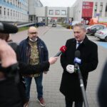 03.04.2020. Kielce. Konferencja przed Wojewódzkim Szpitalem Zespolonym. Na zdjęciu (od lewej): Bartosz Stemplewski - dyrektor Wojewódzkiego Szpitala Zespolonego i Zbigniew Koniusz - wojewoda świętokrzyski / Wiktor Taszłow / Radio Kielce
