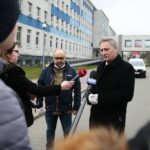 03.04.2020. Kielce. Konferencja przed Wojewódzkim Szpitalem Zespolonym. Na zdjęciu (od lewej): Bartosz Stemplewski - dyrektor Wojewódzkiego Szpitala Zespolonego i Zbigniew Koniusz - wojewoda świętokrzyski / Wiktor Taszłow / Radio Kielce