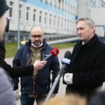 03.04.2020. Kielce. Konferencja przed Wojewódzkim Szpitalem Zespolonym. Na zdjęciu (od lewej): Bartosz Stemplewski - dyrektor Wojewódzkiego Szpitala Zespolonego i Zbigniew Koniusz - wojewoda świętokrzyski / Wiktor Taszłow / Radio Kielce