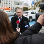 03.04.2020. Kielce. Konferencja przed Wojewódzkim Szpitalem Zespolonym. Na zdjęciu: Zbigniew Koniusz - wojewoda świętokrzyski / Wiktor Taszłow / Radio Kielce