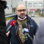 03.04.2020. Kielce. Konferencja przed Wojewódzkim Szpitalem Zespolonym. Na zdjęciu: Bartosz Stemplewski - dyrektor Wojewódzkiego Szpitala Zespolonego / Wiktor Taszłow / Radio Kielce
