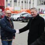 03.04.2020. Kielce. Konferencja przed Wojewódzkim Szpitalem Zespolonym. Na zdjęciu (od lewej): Bartosz Stemplewski - dyrektor Wojewódzkiego Szpitala Zespolonego i Zbigniew Koniusz - wojewoda świętokrzyski / Wiktor Taszłow / Radio Kielce