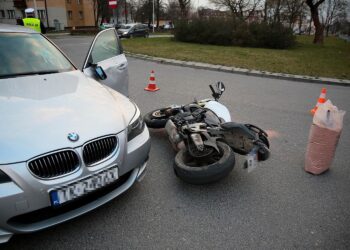 09.04.2020 Kielce. Zderzenie samochodu osobowego z motocyklem na ul. Sandomierskiej / Wiktor Taszłow / Radio Kielce