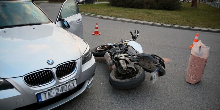 09.04.2020 Kielce. Zderzenie samochodu osobowego z motocyklem na ul. Sandomierskiej / Wiktor Taszłow / Radio Kielce