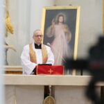 10.04.2020 Święty Krzyż. Droga Krzyżowa. Na zdjęciu: ojciec Krzysztof Jamrozy / Wiktor Taszłow / Radio Kielce