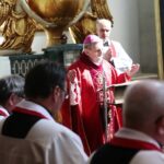 10.04.2020 Święty Krzyż. Droga Krzyżowa. Na zdjęciu: biskup Krzysztof Nitkiewicz / Wiktor Taszłow / Radio Kielce