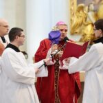 10.04.2020 Święty Krzyż. Droga Krzyżowa. Na zdjęciu: biskup Krzysztof Nitkiewicz / Wiktor Taszłow / Radio Kielce